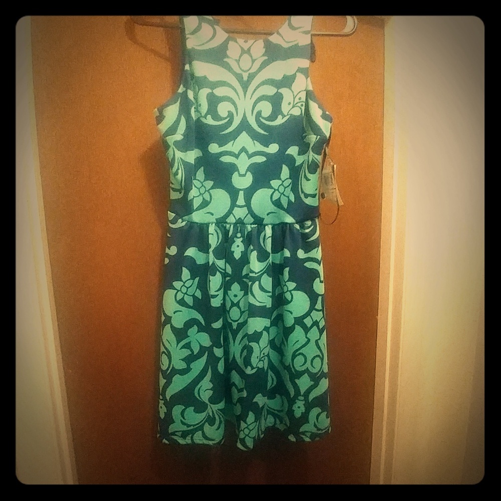 Sleevles patterned dress